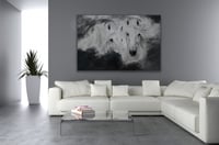 لوحة خيول عربية بالفن التجريدي.