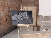 لوحة خيول باللون الابيض.