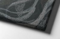 لوحة خيل بني بالفن التجريدي.