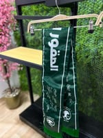 شال المنتخب السعودي مع توقيعات أعضاء الاعبين والمد...