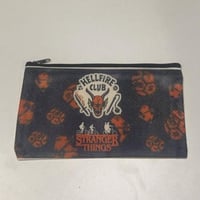 محفظة بتصميم سترينجر ثينقز