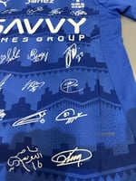 تيشيرت الهلال الأساسي 2025/26 مُوقع من نجوم الفريق