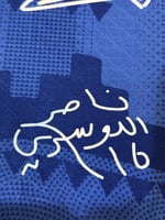 تيشيرت الهلال الأساسي 2025/26 مُوقع من نجوم الفريق