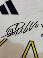 تيشيرت النصر الثالث 2025/26 مُوقع من نجوم الفريق