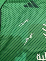 تيشيرت الأهلي البديل 2025/26 مُوقع من نجوم الفريق