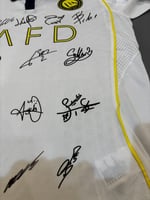 تيشيرت النصر الثالث 2025/26 مُوقع من نجوم الفريق