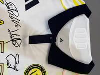 تيشيرت النصر الثالث 2025/26 مُوقع من نجوم الفريق