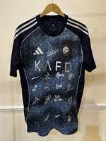 تيشيرت النصر البديل 2025/26 مُوقع من نجوم الفريق