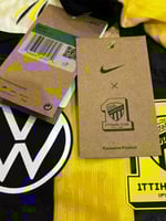 تيشيرت الاتحاد 2025/26 مُوقع من نجوم الفريق