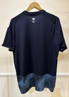 تيشيرت النصر البديل 2025/26 مُوقع من نجوم الفريق