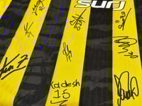 تيشيرت الاتحاد 2025/26 مُوقع من نجوم الفريق