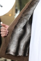 فيست رسمي بخامة كشمير فاخر اللون كوفي مبطن بفرو أر...