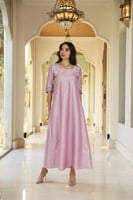 دريس لاطلاله جذابه بخامة تفتا بلون موف مشغول شك يد...