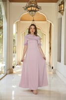 دريس لاطلاله جذابه بتصميم أوف شولدر وبلمسات ريش أن...