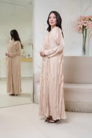 فستان لاطلاله عصريه بتصميم رافلز و شك يدوي على الا...