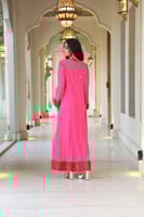 جلابيه لاطلاله جذابه باللون الفوشي بخامة كريب فاخر...