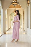 دريس لاطلاله جذابه بخامة تفتا بلون موف مشغول شك يد...