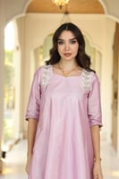 دريس لاطلاله جذابه بخامة تفتا بلون موف مشغول شك يد...