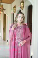 جلابيه لاطلاله جذابه باللون الوردي الزاهي مشغول شك...