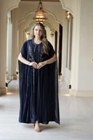 جلابية مناسبات لاطلاله راقيه من قطعتين بمكس خامات...