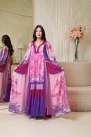 فستان لاطلاله راقيه بخامة شيفون و تول فاخر بطبعات...