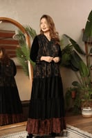 جلابيه مخمل مشجر طبقات لإطلالة راقية بلون اسود ملك...