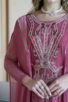 جلابيه لاطلاله جذابه باللون الوردي الزاهي مشغول شك...