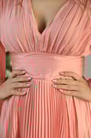 فستان نورجينا ماكسي لاطلاله راقيه بخامة اورقنزا شي...