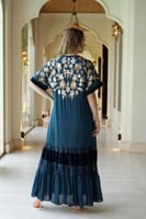 جلابية مناسبات لاطلاله راقيه بمكس خامات فاخره شيفو...