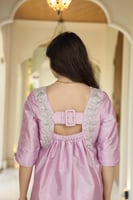 دريس لاطلاله جذابه بخامة تفتا بلون موف مشغول شك يد...