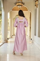 دريس لاطلاله جذابه بخامة تفتا بلون موف مشغول شك يد...