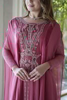 جلابيه لاطلاله جذابه باللون الوردي الزاهي مشغول شك...