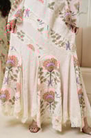 فستان لاطلاله عصريه بطبعات زهور ولمسات دانتيل فاخر...