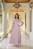 دريس لاطلاله جذابه بتصميم أوف شولدر وبلمسات ريش أن...