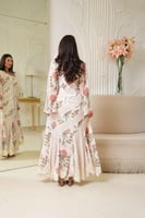 فستان لاطلاله عصريه بطبعات زهور ولمسات دانتيل فاخر...