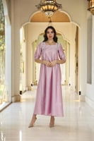 دريس لاطلاله جذابه بخامة تفتا بلون موف مشغول شك يد...