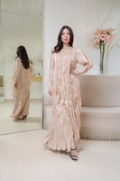 فستان لاطلاله عصريه بتصميم رافلز و شك يدوي على الا...