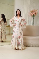 فستان لاطلاله عصريه بطبعات زهور ولمسات دانتيل فاخر...