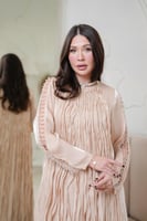 فستان لاطلاله عصريه بتصميم رافلز و شك يدوي على الا...