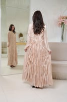 فستان لاطلاله عصريه بتصميم رافلز و شك يدوي على الا...