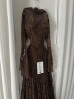 فستان بني مطرز كم طويل