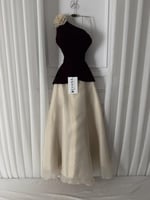 فستان بيج على جوخ عنابي