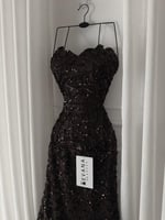 فستان بني سهره على اكمام منفصله