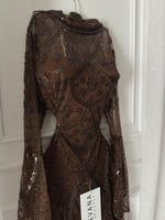 فستان بني مطرز كم طويل