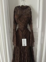 فستان بني مطرز كم طويل