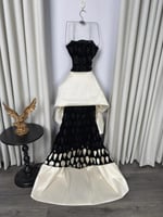 فستان اسود على شانطون راقي