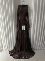 فستان بني مطرز كم طويل