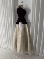 فستان بيج على جوخ عنابي