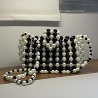 شنطة خرز أسود ولؤلؤ مقاس وسط