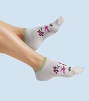 Flora | فلورا – شراب قصير بتطريز لمجموعة زهور